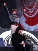 < liam & noel on stage >